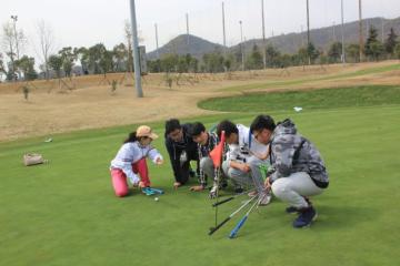 学生在高尔夫球练习课上