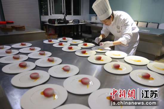 素食技艺展示。中新社记者泱波摄 素食技艺展示。中新社记者泱波摄