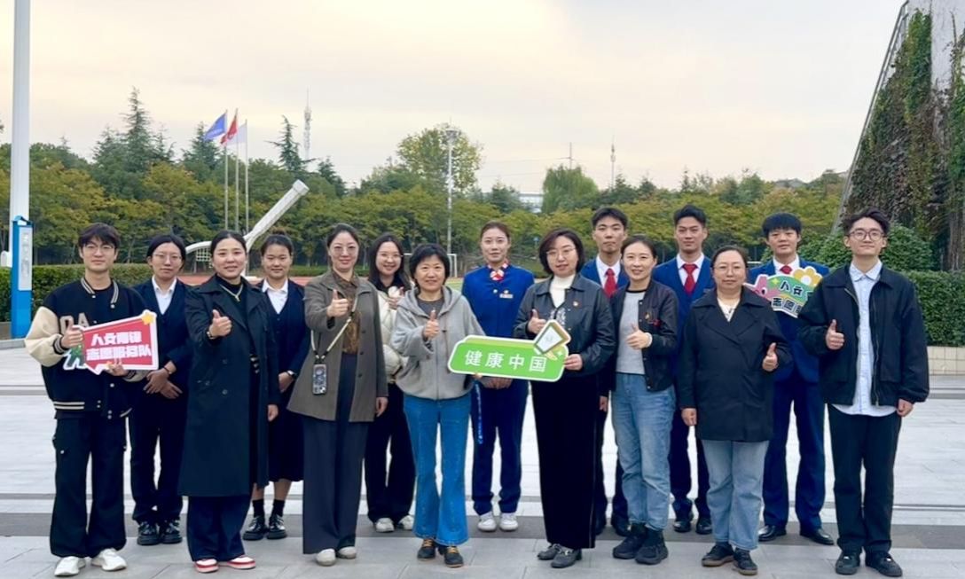 人文艺术学院分工会志愿服务师生合影