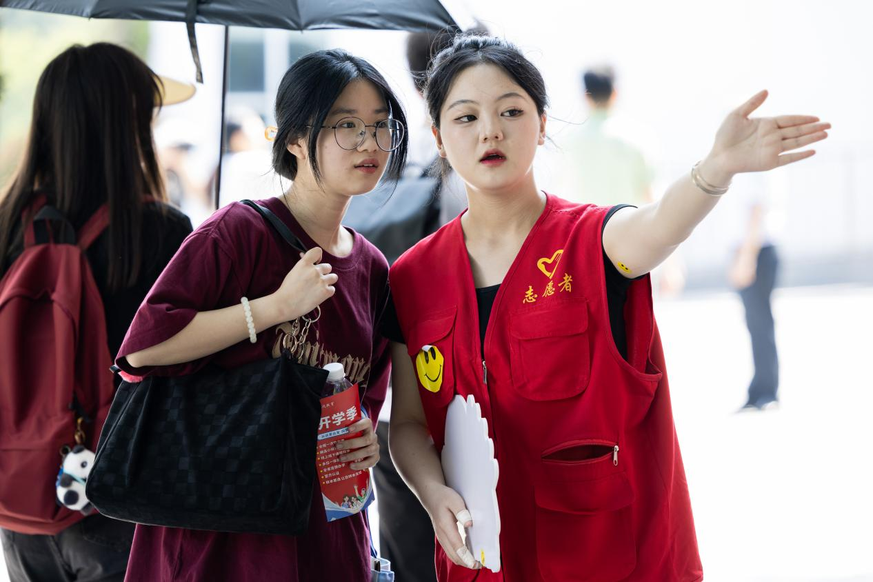 志愿者为新生贴心服务。 志愿者为新生贴心服务。