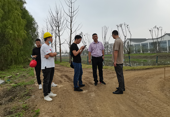 印伟(右二)在后圩村现代农业博览园现场进行施工指导 印伟(右二)在后圩村现代农业博览园现场进行施工指导