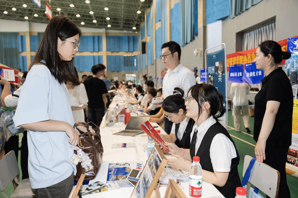 二级学院新生报到现场。 二级学院新生报到现场。